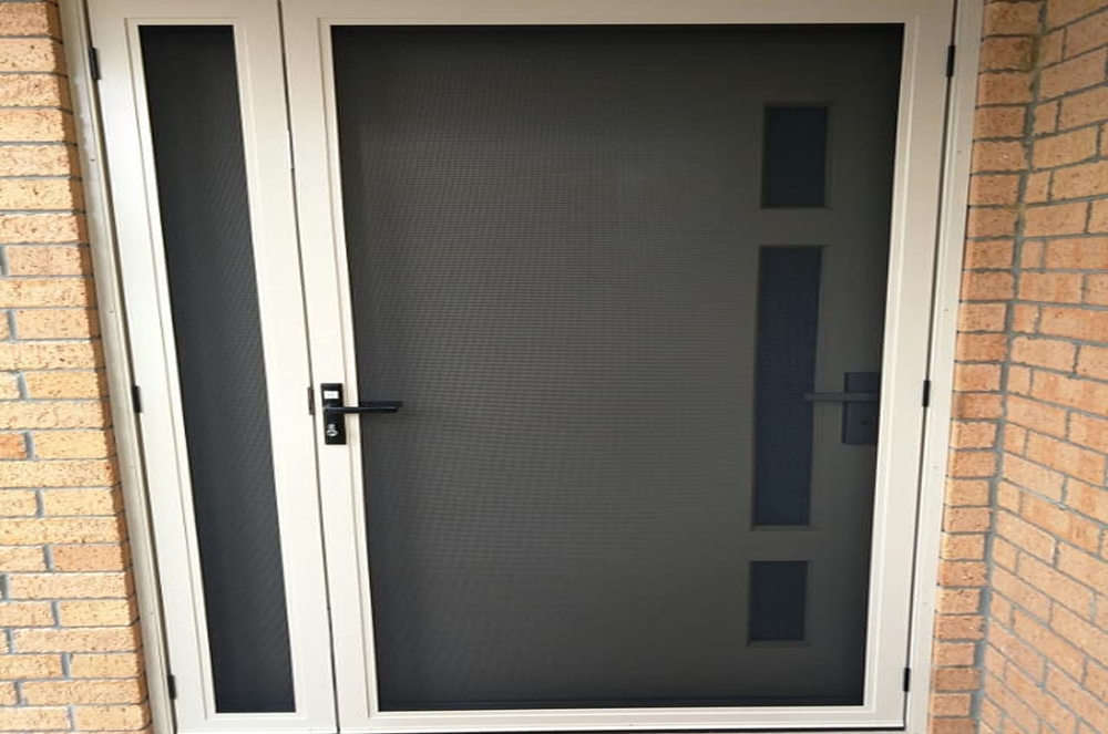 ForceField hinge door with side panel