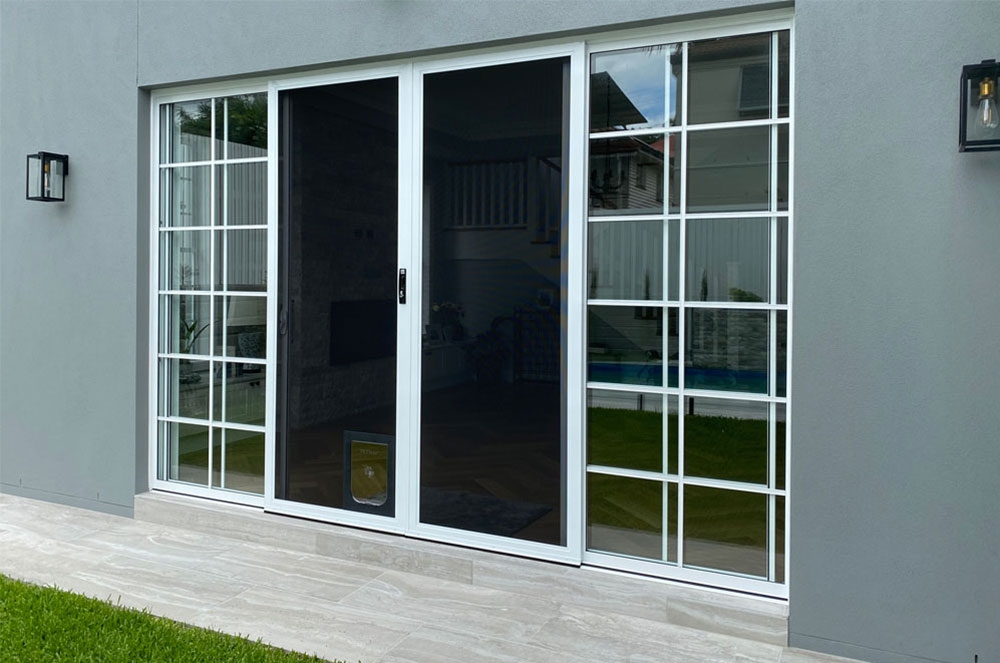 Protec sliding door with pet flap