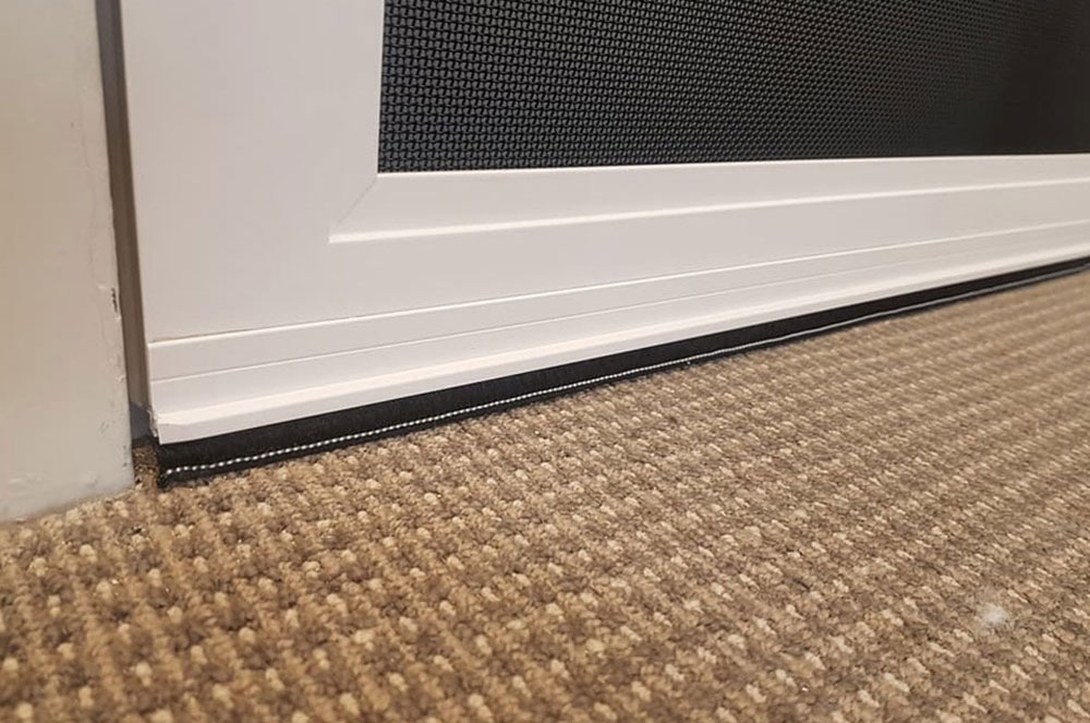 Mo hair on bottom of hinge door