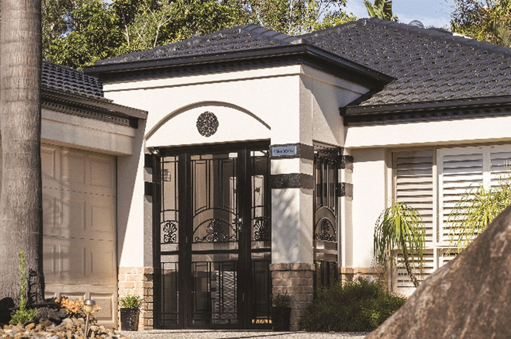 Hertigage screen door with side panels